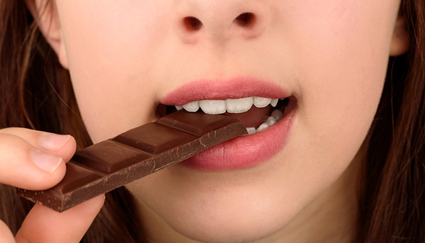 Comer chocolate con implantes dentales