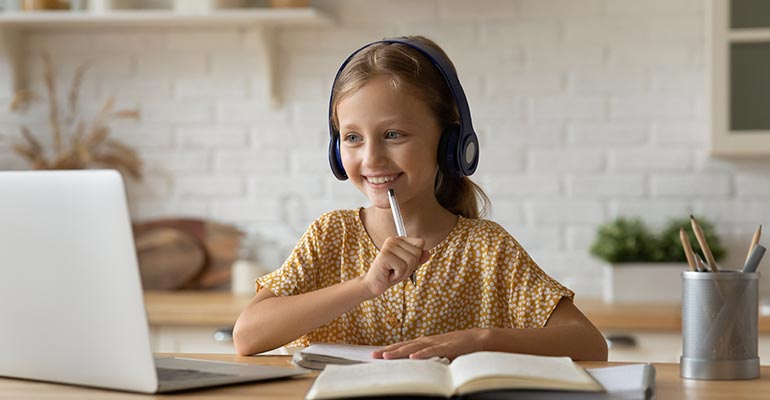 nina-estudiando-sonrisa