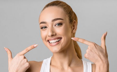 Una paciente se muestra satisfecha por haber conseguido corregir su sonrisa gingival con la ayuda del ácido hialurónico.