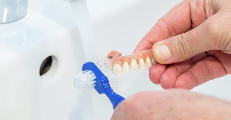 Cómo limpiar tu dentadura postiza paso a paso
