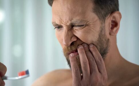 hombre con periodontitis cómo se cura