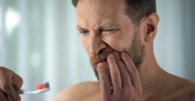 hombre con periodontitis cómo se cura