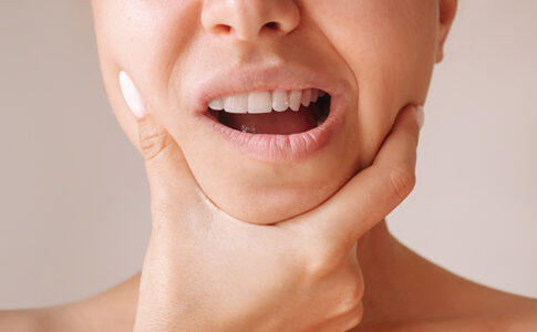 Imagen representativa de molestia por sensibilidad dental después de un empaste