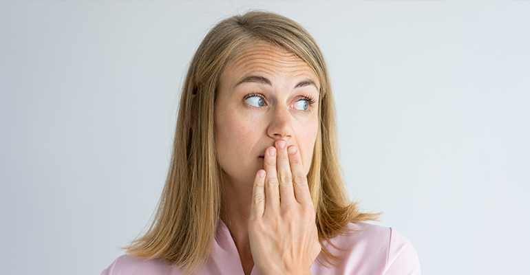 Mujer con problema de halitosis